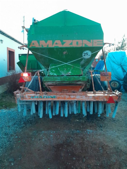 Rozsiewacz wapna Amazone ZG 8000