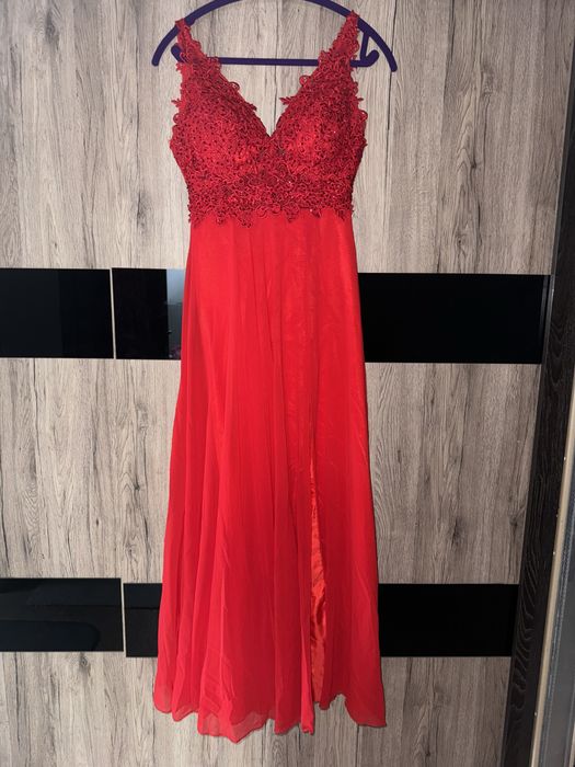 Długa czerwona sukienka