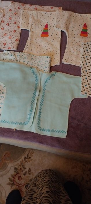 Детские ползунки и распашонки