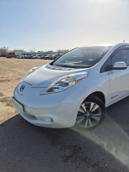 Nissan Leaf электромобиль