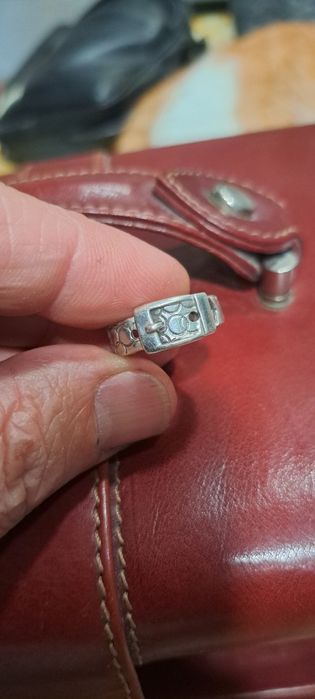 Aneis ajustáveis em prata contrastada.