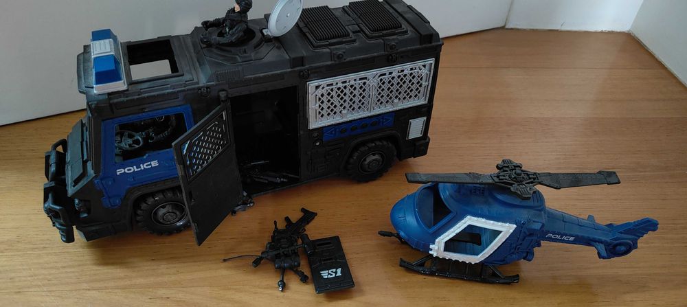 Camião da polícia com helicóptero