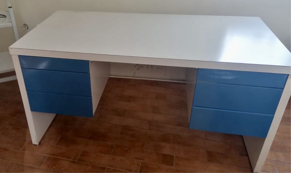 Secretária alumínio com gavetas