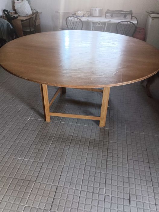 Mesa circular em pinho