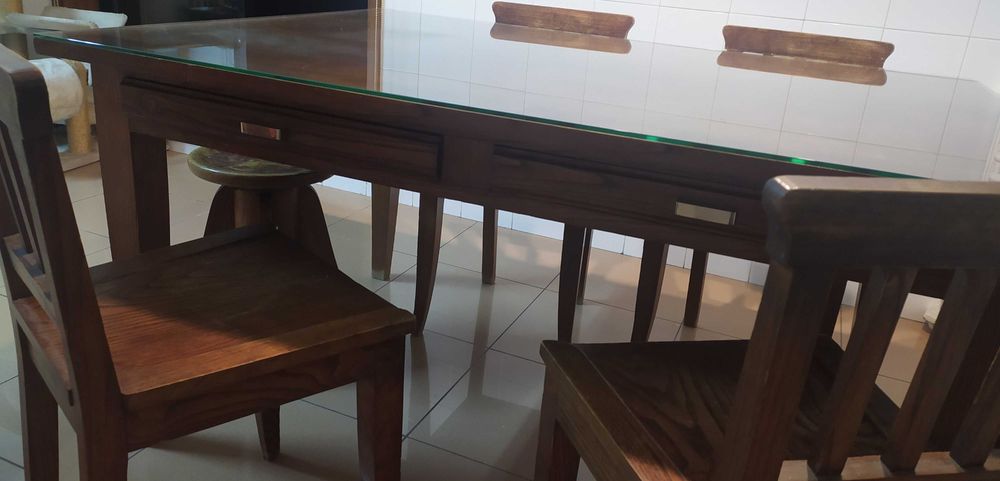 Conjunto vintage de mesa c/ tampo de vidro, cadeiras, cadeirão e banco