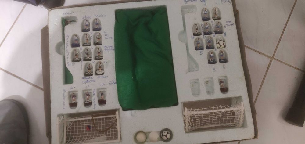 Fãs de Subbuteo este anúncio é para vocês :), ver fotos em anexo