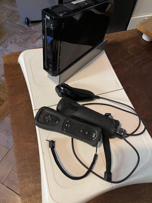 Wii with many games, two controllers, and Step64553264871682121