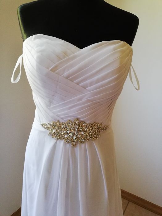 Piękna suknia ślubna z ślicznym zdobieniem