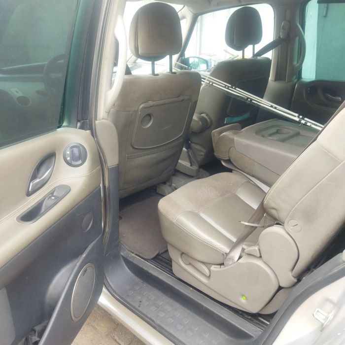 Семимісний мінівен