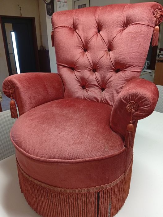 Cadeirão Vintage Rosa com Capitonné, Franjas e Borlas – Peça Decorativa