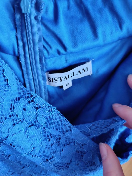 Elegancka sukienka z koronki rozkloszowana