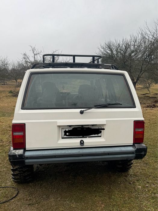 Джип чероки.