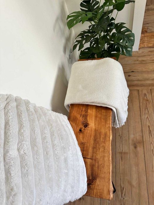 Peça artesanal única em madeira maciça, feita à mão.