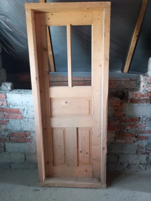 Міжкімнатні деревяні двері з коробкою