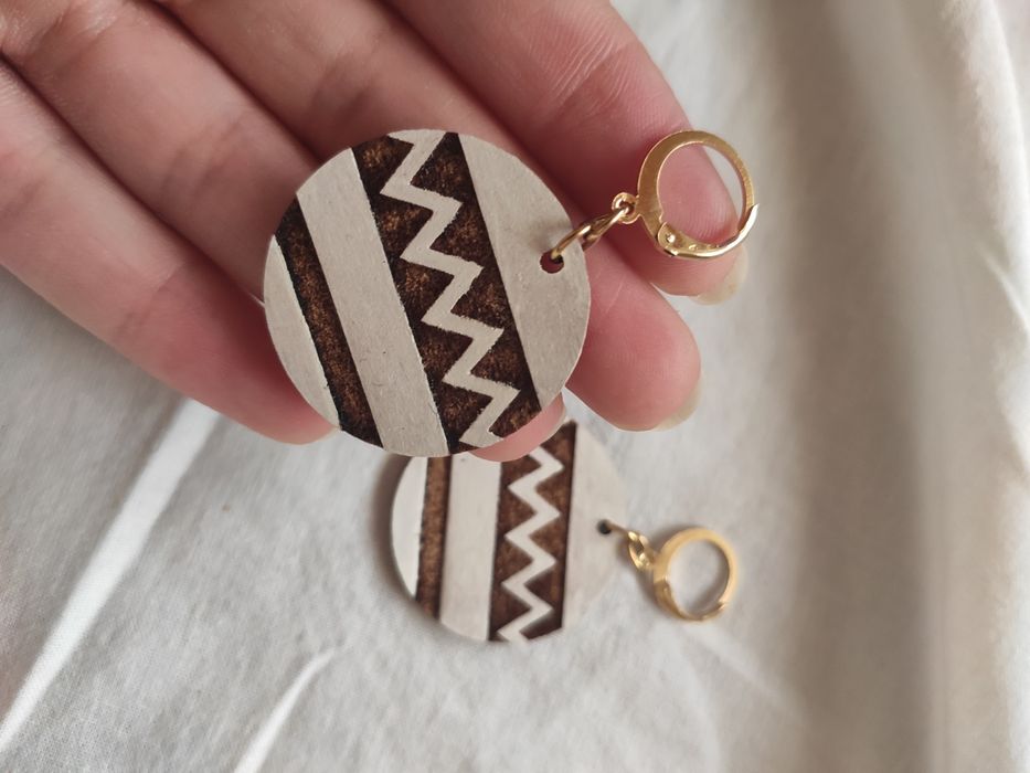 Brincos de madeira brancos e beje