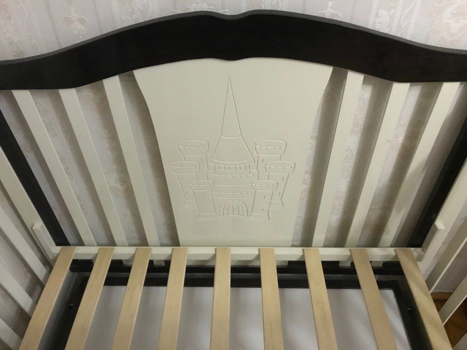 Дитяче ліжко з маятником