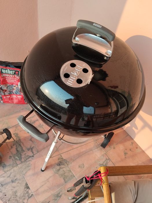 Grelhador carvão Weber 57cm + kit churrasco