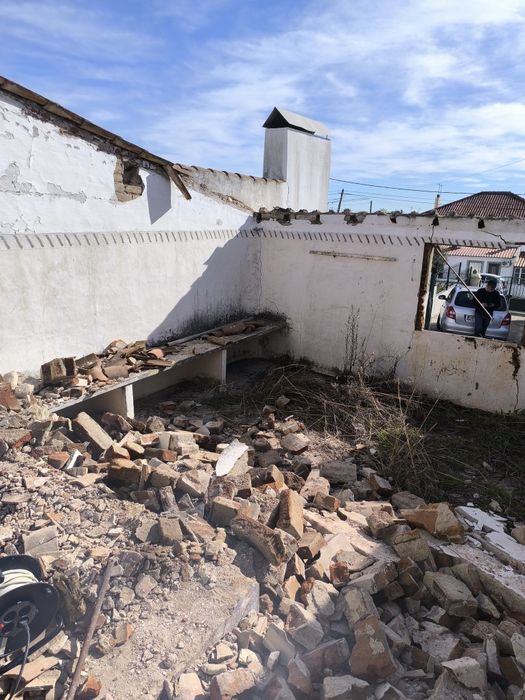 Dá -se entulho limpo em grande quantidade