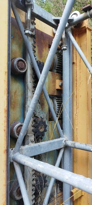 Elevador Ahler monta cargas