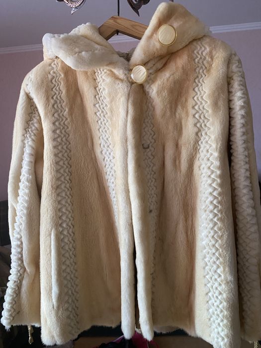 Шуба с капюшоном  из норки .