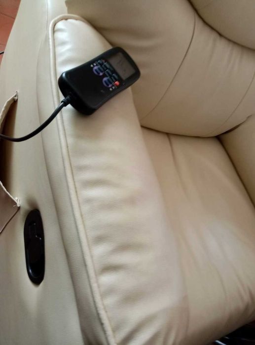 excelente poltrona reclinável para massagens, em pele
