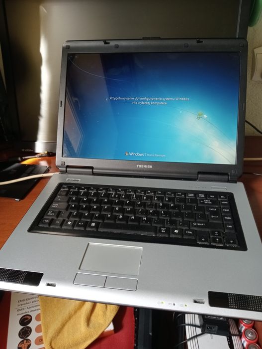 Laptop Toshiba  z zasilaczem działa używany bez baterii