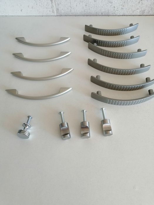 Vários puxadores de portas novos