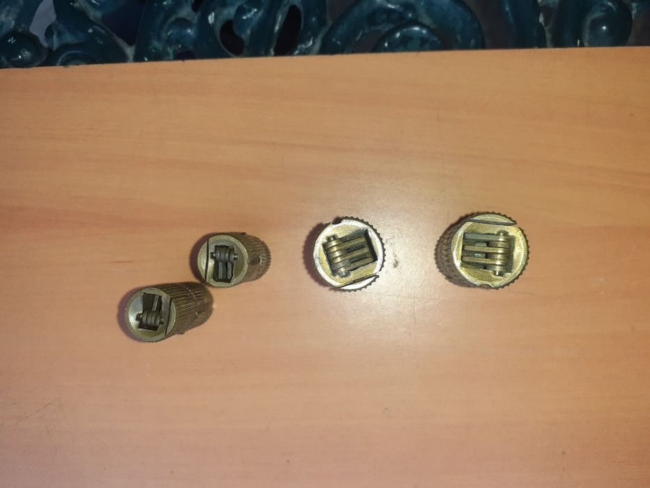 Dobradiças de latão redondas de embutir.