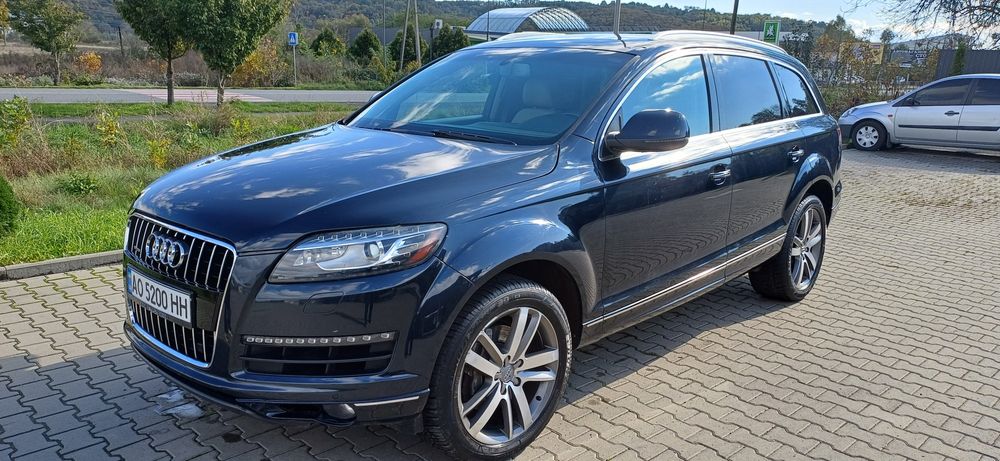 AUDI.    Q7    2012