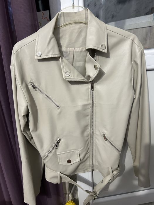 Жіноча бежева куртка