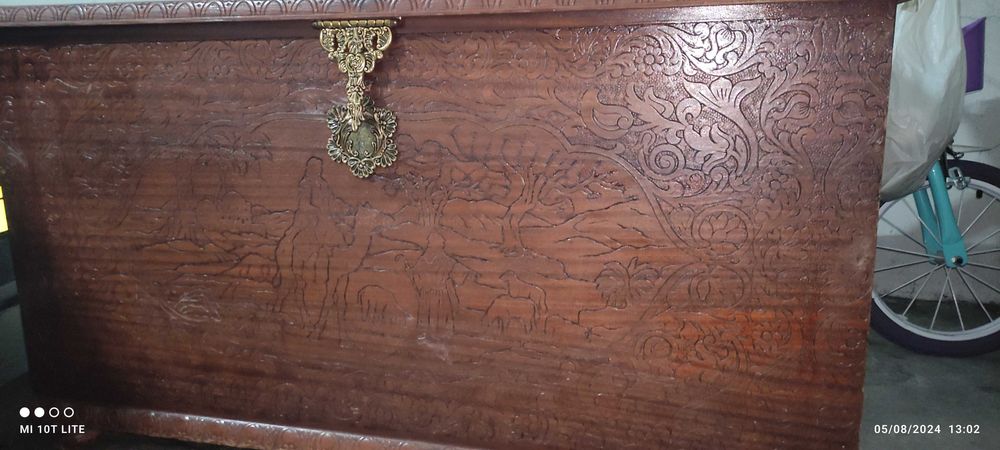 Arca de arrumações antiga em excelente estado de conservação