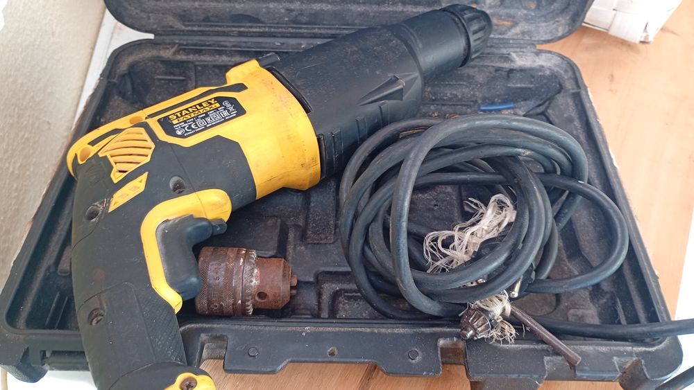 Berbequim elétrico Stanley FATMAX com mala.
A funcionar. Cabo com desg