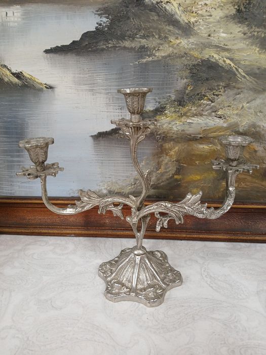 par candelabros metal prateado