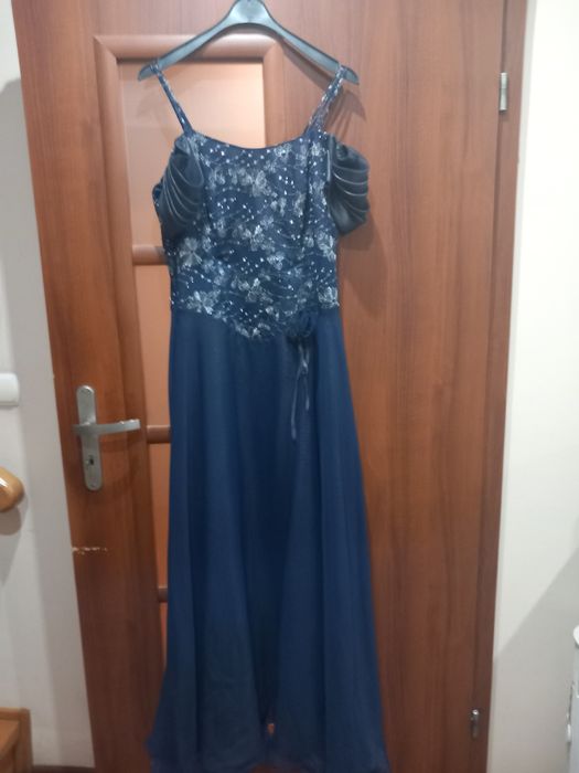 Granatowa długa suknia