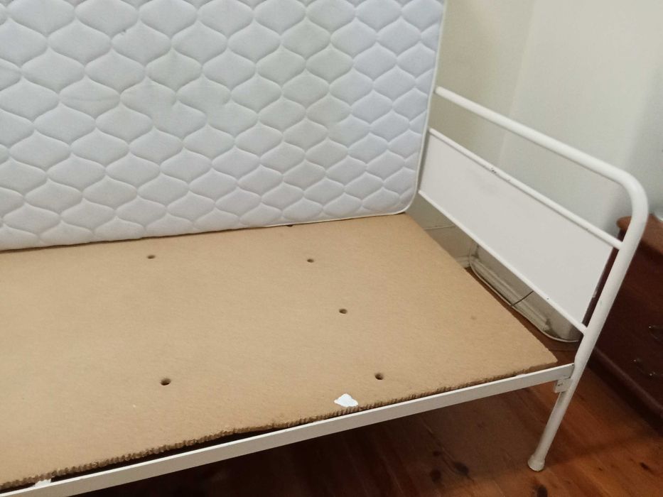 Cama de solteiro em ferro