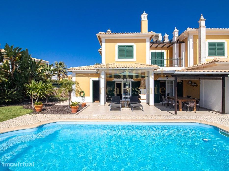 Fantástica/Moradia Em Banda/Com 4 Quartos/Jardim & Piscina/A Apenas...