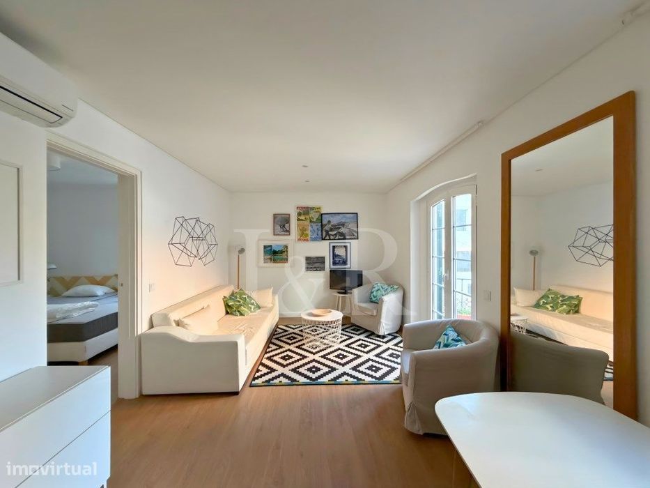 Apartamento T2 mobilado e com varanda no centro de Cascais