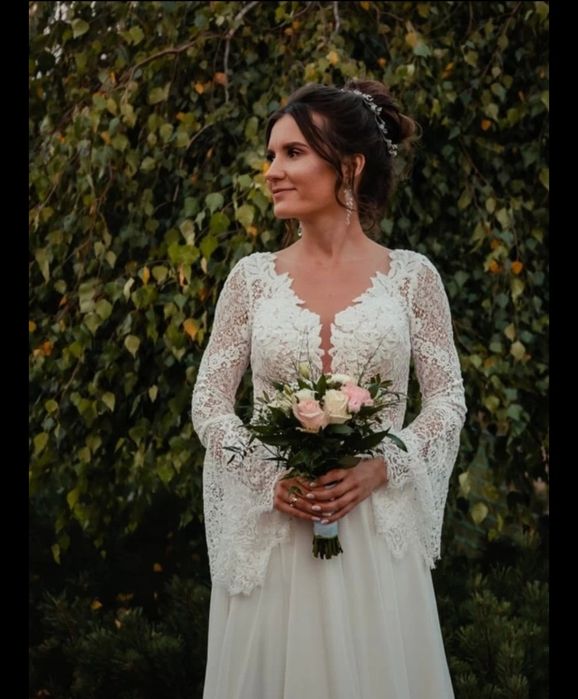 Kremowa suknia ślubna w stylu boho