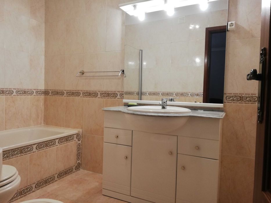 Alugo Quarto - Sarilhos Grandes