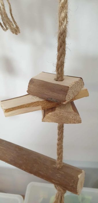 Zabawka dla papug ręcznie robiona