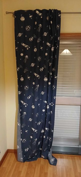 Cortina ieka infantil azul com tema do espaço