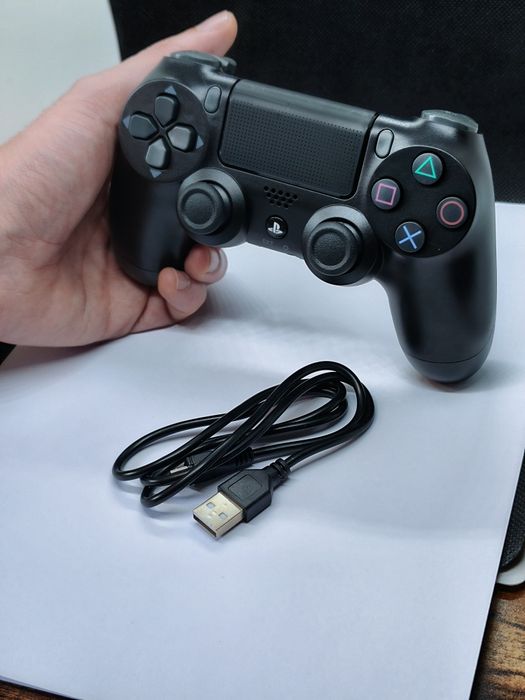 Comando para PC/PS4 Em ótimo estado + cabo.