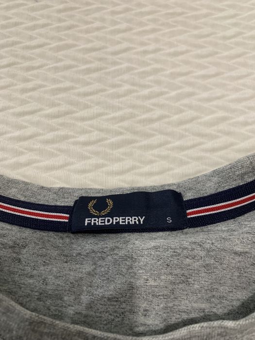 T-Shirt Fred Perry Cinzenta