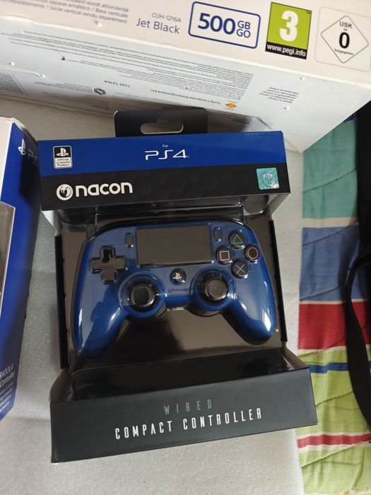 PlayStation 4 (PS4) em muito bom estado com caixa e 2 comandos