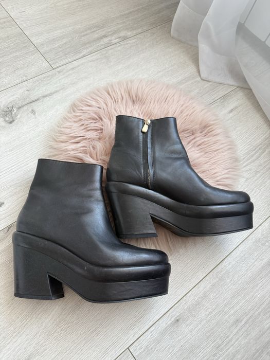 шкіряні ботінки.