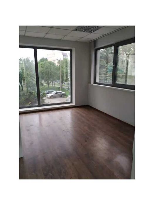 Продаж комерційних приміщень 37 м² та 297 м² (ТЦ вул. Київська, 21)