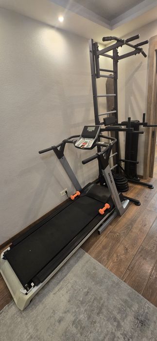 Беговая дорожка Kettler, турник, брусья, лавка, шведская стенка.