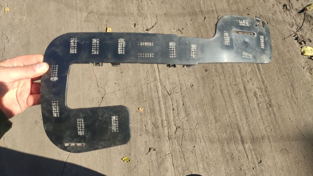 Кронштейн кріплення противотуманки до бампера tesla model y