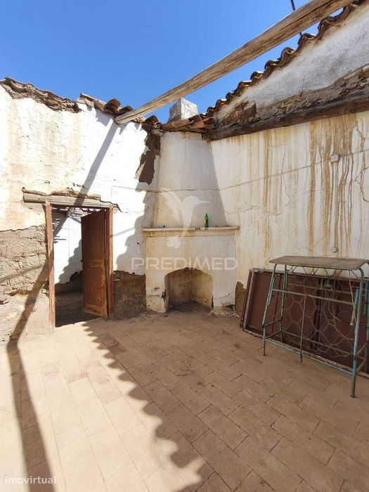 Oportunidade de Restauro: Ruína Tradicional no Coração do Alentejo...