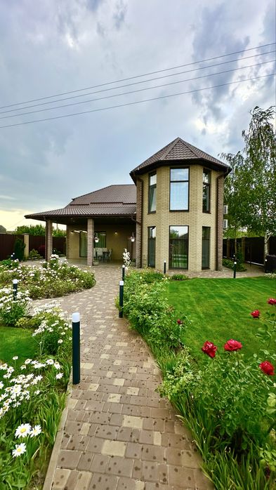 Продам добротный 2-х эт. дом 285 м2 в Обуховке, озеро Попасное, лес